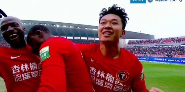 辽宁铁人中超处子球！姆本扎两连击，全队疯狂庆祝，津门虎仍0球