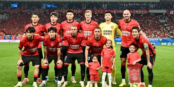 MK体育官方入口-41719人！凤凰山再创上座纪录，助力成都蓉城3比0大胜“克星”，豪取八连胜