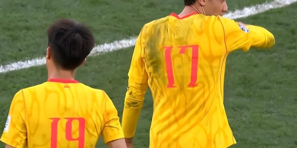 MK体育app下载-0-2因祸得福！国足收获3惊喜，拜合拉木独一档，王钰栋一拿球就拉