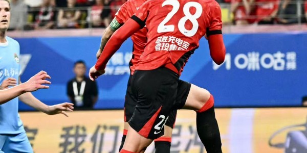 MK体育官方入口-41719人！凤凰山再创上座纪录，助力成都蓉城3比0大胜“克星”，豪取八连胜