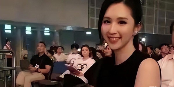 MK体育官方网站-体操女神退役后恋大51岁干爹，开启人生新篇章